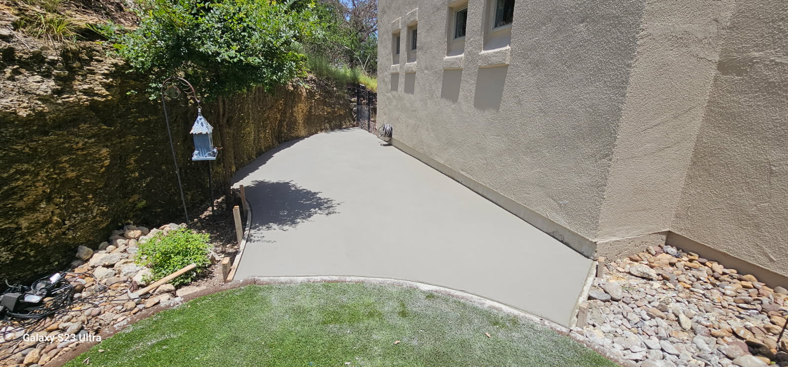 Curved concrete side-yard patio